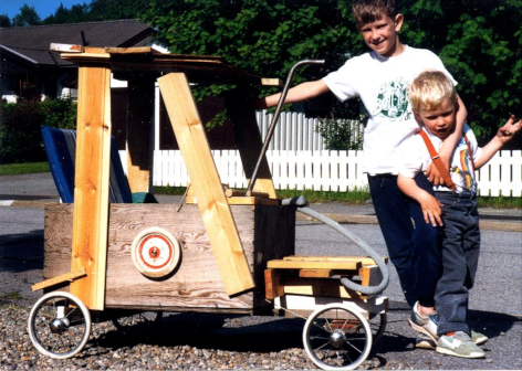 Här poserar lillebror Johan och jag vid en lådbil som vi har byggt.